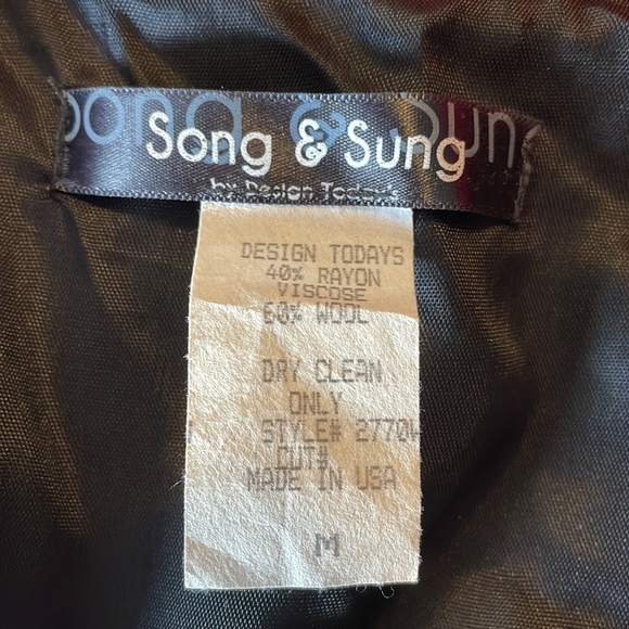 Beautiful Red wrap-ish - Picture 2 of 3